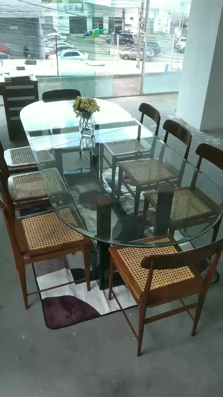 Ambiente claro com mesa, cadeiras e mobiliário