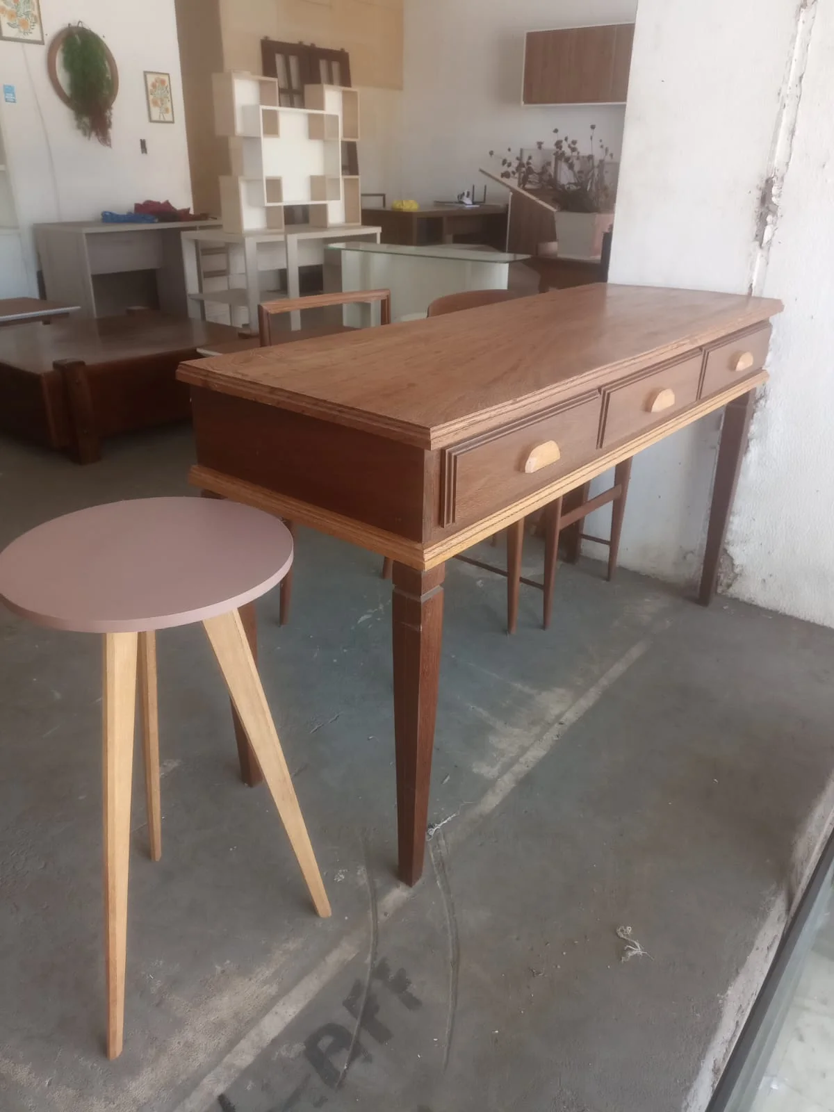 Mesa em primeiro plano e conjunto de móveis em ambiente interno