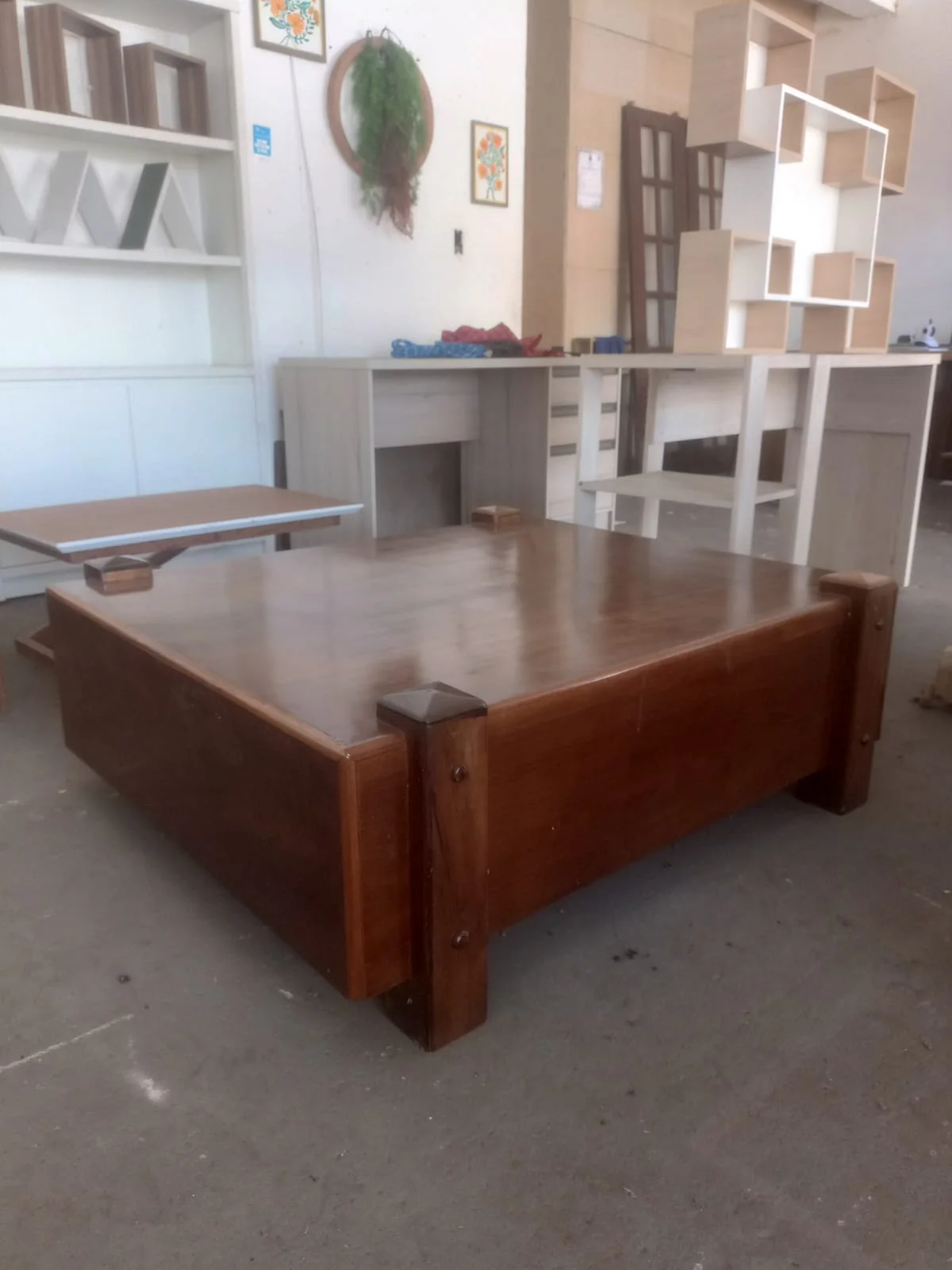 Mobiliário branco organizado em ambiente de trabalho